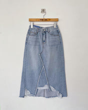 將圖片載入圖庫檢視器 Raw Edge Jeans Skirt

